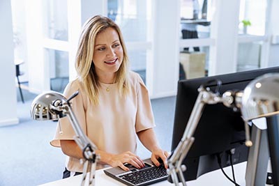 femme devant un ordinateur