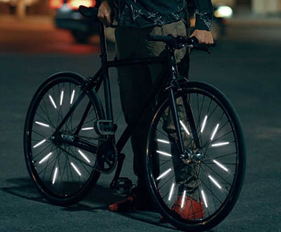 vélo équipé de réflecteurs sur les roues pour une meilleure visibilité de nuit